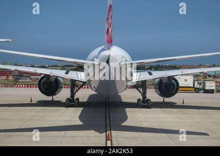 Vista posteriore della coda di China Airlines a320 in coda su Runway - Aeroporto Internazionale di Taoyuan - Taipei, Taiwan Foto Stock