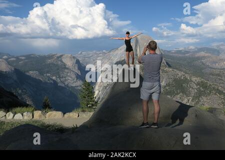 European Travel Couple Prendendo Le Foto Di Daredevil Con Half Dome - Parco Nazionale Di Yosemite Foto Stock