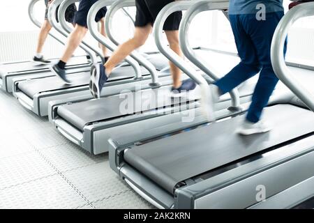 Palestra shot - persone in esecuzione sulle macchine, tapis roulant con motion blur Foto Stock