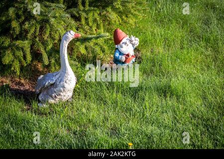 Il vecchio giardino di gesso figurine sul prato nel cortile. Foto Stock