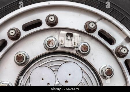 Primo piano della ruota di una pesante off-road racing truck. Foto Stock