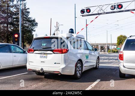 Sep 14, 2019 Mountain View / CA / STATI UNITI D'AMERICA - Waymo guida auto auto in attesa a un treno barriera, Silicon Valley; Waymo, filiale di alfabeto, è sviluppare Foto Stock