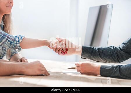 Close up. handshake partner business seduti a tavola. Foto Stock