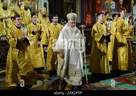 Mosca, Russia. Il 6 gennaio, 2019. Il servizio di Natale è tenuto nella Cattedrale di Cristo Salvatore a Mosca, in Russia, il 6 gennaio 2019. I cristiani ortodossi festeggiano il Natale il 7 gennaio, secondo il calendario giuliano. Credito: Evgeny Sinitsyn/Xinhua/Alamy Live News Foto Stock