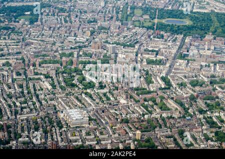 Vista aerea guardando a nord attraverso i ricchi quartieri di Chelsea e di West Kensington con Hyde Park per la parte superiore dell'immagine su una mattina di sole in L Foto Stock