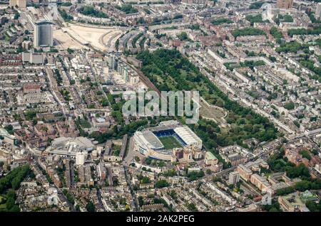 Vista aerea guardando a Nord attraverso il Chelsea e Earls Court con lo Stadio Stamford Bridge - home al Club di Calcio di Chelsea e Brompton cimitero nel