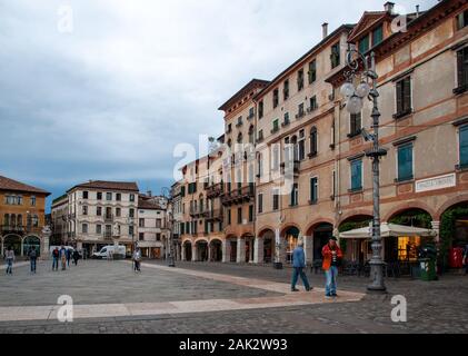 Bassano del Grappa, Italia - 6 Settembre 2019: Piazza Liberta ( Piazza della Libertà) a Bassano del Grappa. Italia Foto Stock