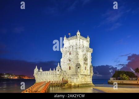 Lisbona portogallo notte dello skyline della città presso la Torre di Belem e il fiume Tago Foto Stock