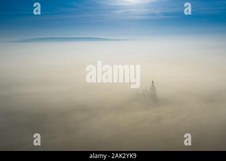 Vista surreale della chiesa quasi completamente nascosto dalla nebbia Foto Stock