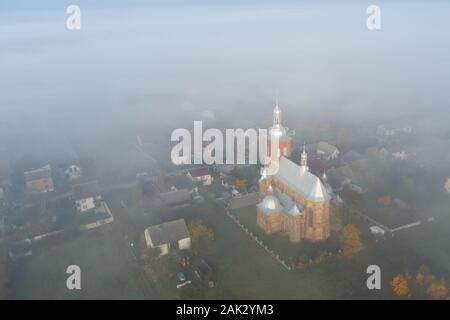 Vista surreale della chiesa quasi completamente nascosto dalla nebbia Foto Stock