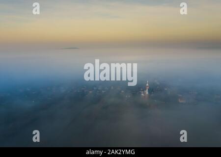 Vista surreale della chiesa quasi completamente nascosto dalla nebbia Foto Stock