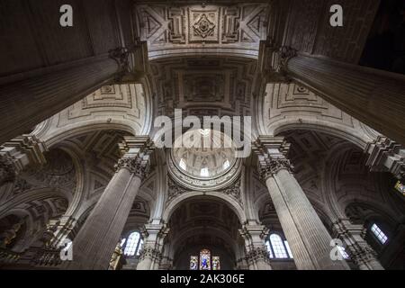 Provinz Jaen/Jaen Stadt: Kathedrale Santa Maria , Blick in das Hauptschiff mit Vierung, Andalusien | Utilizzo di tutto il mondo Foto Stock