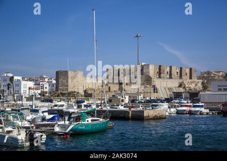 Provinz Cadiz/Tarifa: Hafenbecken mit der Burg von Tarifa (Castillo de Guzman El Bueno), Andalusien | Utilizzo di tutto il mondo Foto Stock