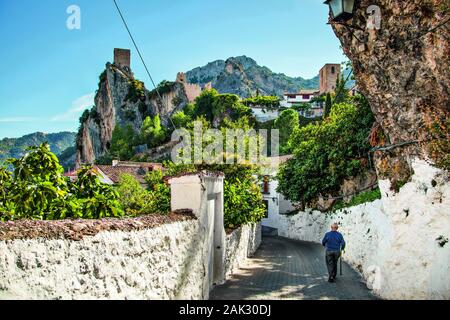 Provinz Jaen/a La Iruela: Bergstaedtchen im Naturpark Sierra de Cazorla mit Castillo de La Iruela, Andalusien | Utilizzo di tutto il mondo Foto Stock