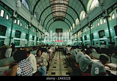 Diversi i contatori sono situati nella grande hall del 1883 costruito ufficio generale delle poste in Ho Chi Minh City che è la più grande città del Vietnam e è Foto Stock