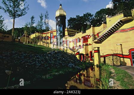 La foto mostra un Ronald McDonald che è stato costruito nello stile di Friedensreich Hundertwasser in al Grugapark della città di Essen. Ronald McDon Foto Stock