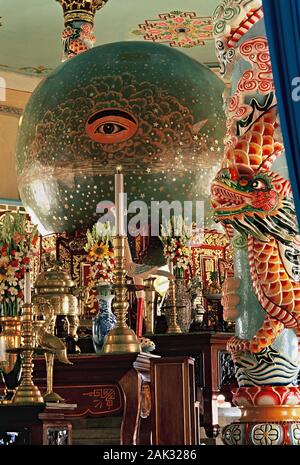 Il cosiddetto occhio divino, il simbolo del giovane religione di Cao Dai, è situato al di sopra dell'altare nella Cattedrale di Cao Dai a Tay Ninh nel sud o Foto Stock