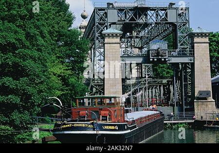 La foto mostra una nave di fronte alla vecchia barca sollevare Henrichenburg. Questa è una parte del parco del Watergate Waltrop, Renania settentrionale-Vestfalia (Germania). ( Foto Stock