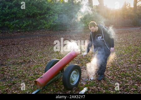 Ragazzo occupato di carburo di scatto a Capodanno nei Paesi Bassi Foto Stock