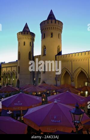 Umore atmosferica a Nauen Gate e il ristorante Barokoko a Potsdam nel Land di Brandeburgo, Germania. Non datata (foto) | utilizzo in tutto il mondo Foto Stock