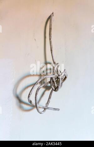 Il filo bastoni fuori della parete durante i lavori di costruzione. Foto Stock