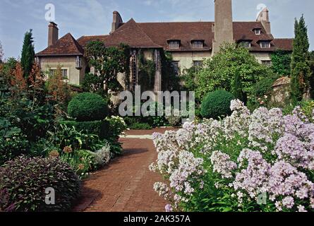 Vista del manor house nel parco di Moutiers in Varengeville-sur-Mer in Seine-Maritime departement, Francia. Non datata (foto) | utilizzo in tutto il mondo Foto Stock