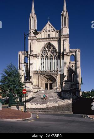 Vista la splendida facciata della Cattedrale di St Paul in Dunedin. La chiesa fu costruita in stile neogotico nel 1915. Dunedin è situato sull'Ota Foto Stock