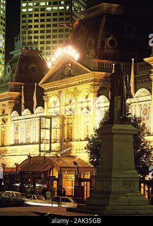 Vista dell'illuminato Princess Theatre di Spring Street a Melbourne la capitale della stato australiano Victoria, Australia. Non datata (foto) | u Foto Stock