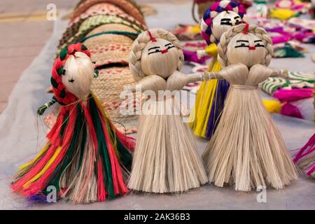 Decorativo colorato da parete pupazzo bambole in iuta, artigianato in vendita (messa a fuoco selettiva) Foto Stock