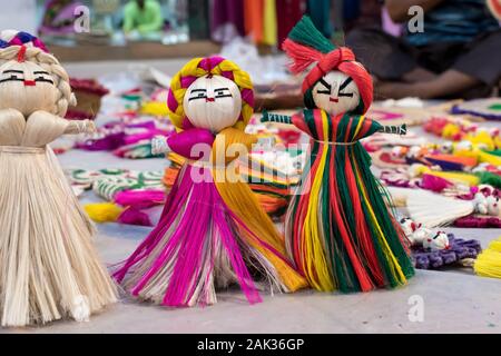 Decorativo colorato da parete pupazzo bambole in iuta, artigianato in vendita (messa a fuoco selettiva) Foto Stock