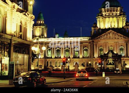 Illuminata luminosamente è la splendida 1906 costruito il municipio di Belfast, la capitale dell'Irlanda del Nord che è una parte del Regno Unito di Gran Britai Foto Stock