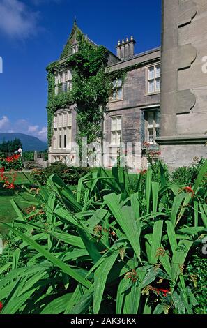 Rifilato giardini circondano il XIX secolo manor di Muckross House, che ospita un museo e si trova nel Bourn Vincent Memorial Park in Killar Foto Stock
