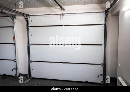 Automatica di porte di garage. Vista dal garage. Foto Stock