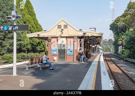 Artarmon stazione è uno degli originali North Shore stazioni della linea costruita come una singola piattaforma di linea nel 1916 poi aggiunto a nel 1928 con la seconda linea. Foto Stock