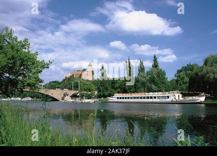 Una escursione passa in barca sul fiume Saale il castello Giebichenstein a Halle. Il castello risale al X secolo. Halle an der Saale si situa Foto Stock