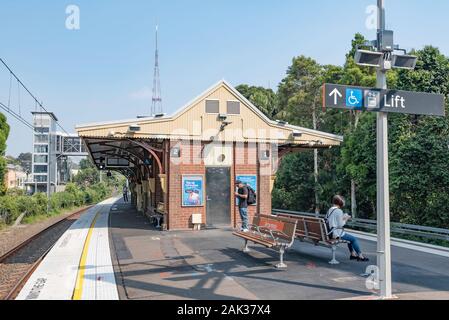 Artarmon stazione è uno degli originali North Shore stazioni della linea costruita come una singola piattaforma di linea nel 1916 poi aggiunto a nel 1928 con la seconda linea. Foto Stock