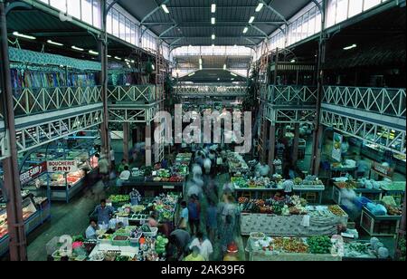 Numerose bancarelle stand nella sala mercato di Papeete sull'isola di Tahiti. Frutta e verdura, prodotti tessili e contenuti sono offerti. Papeete è th Foto Stock