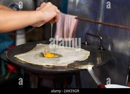 Lo Chef di cucina è un tradizionale tailandese Thai dessert Roti su un mercato di notte a Bangkok, in Thailandia Foto Stock