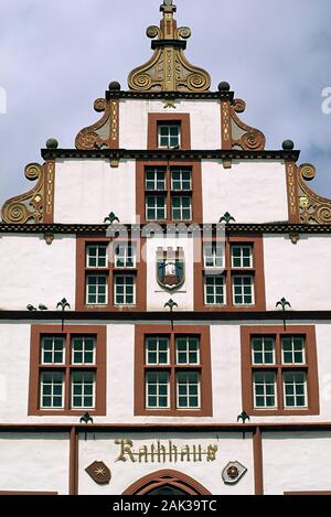 Una splendida gable caps il municipio di Bad Salzuflen. È stato costruito nello stile del Rinascimento di Weser tra il 1545 e il 1580. Bad Salzuflen è locat Foto Stock