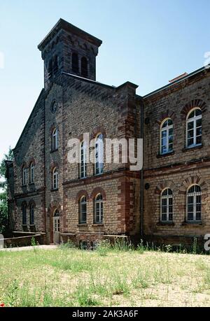 Vista di uno dei due conservate case dormitorio per escavatori in miniera colony von der Heydt nello stato federale della Saar. A causa della sua torre t Foto Stock