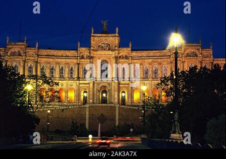 Vista la luce accesa Maximilianeum di Monaco di notte. Fu costruita tra il 1857 e il 1874 e ospita oggi il Parlamento bavarese. Monaco di Baviera è il tappo Foto Stock