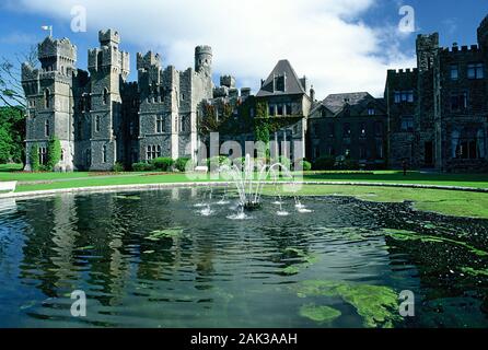 Vista delle torri del castello di Ashford in Cong. Oggi il castello medievale ospita un hotel di lusso. Cong è un villaggio nella parte ovest dell'Irlanda.(senza data pic Foto Stock