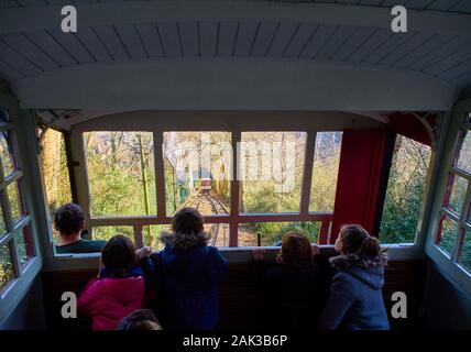 Turisti sulla Funicolare, il trasporto turistico alla cima del Monte Igueldo. San Sebastian (Donostia), Paesi Baschi, Guipuzcoa. Spagna. Foto Stock