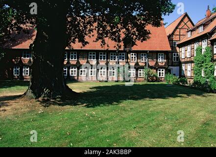 Tipiche case a graticcio circondano il cantiere monastica della monaca cistercense monastero Wienhausen. Il monastero fu donato nel 1221 ed è oggi un pro Foto Stock