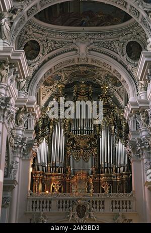 Vista dell'organo nella Cattedrale di Santo Stefano in Passau. Con i suoi 232 registri è il più grande organo da chiesa del mondo. Il gotico-barocco Cat Foto Stock