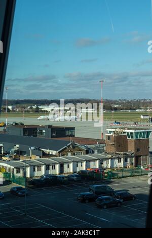 Vista del parcheggio Apron all'Aeroporto di Londra Southend, preso dall'Holiday Inn in un giorno Luminoso a gennaio Foto Stock