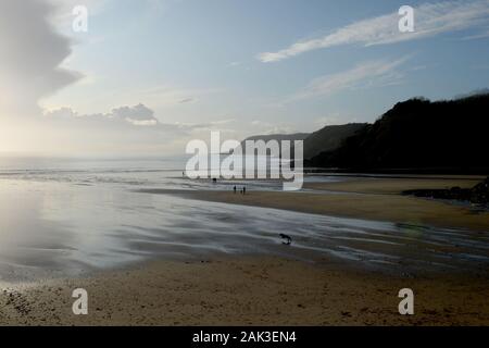 Caswell Bay a bassa marea sulla spiaggia distante promontori di marca cove e Pwyll Du sul sud Gower Foto Stock