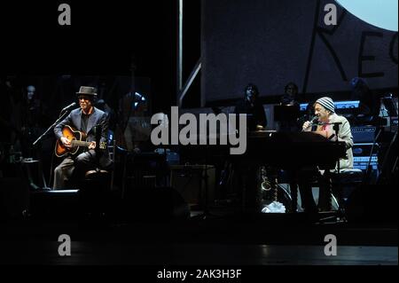 Milano, 05 maggio 2010, concerto dal vivo di Lucio Dalla e Francesco De Gregori al Teatro Arcimboldi : i cantanti Francesco De Gregori e Lucio Dalla durante il concerto Foto Stock