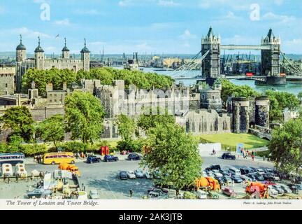 Una cartolina storica degli anni '1950-60 della London Tower, del London Bridge e del Tamigi con un parcheggio pieno di auto e autobus turistici in primo piano Foto Stock