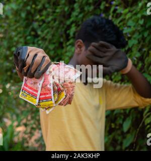 Auroville, India - 21 Settembre 2019: ricerca di tutto il mondo più inquinanti in Brand audit globale di rifiuti di plastica. Foto Stock